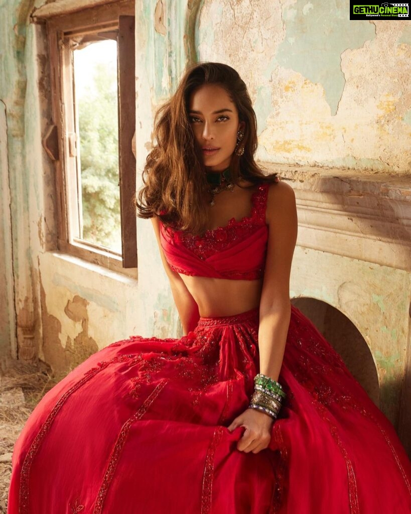 Lisa Haydon Instagram - Feel so incredibly proud to be Indian lolling around in a lengha playing hide n’seek with my dupata… and being home. Thank you ♥️ @ridhimehraofficial you make the most beautiful bridal couture. Congrats on your 10 year design anniversary. @fashionmakeupbyitikachugh @madetart @gopalikavirmani @thesocial.fixx