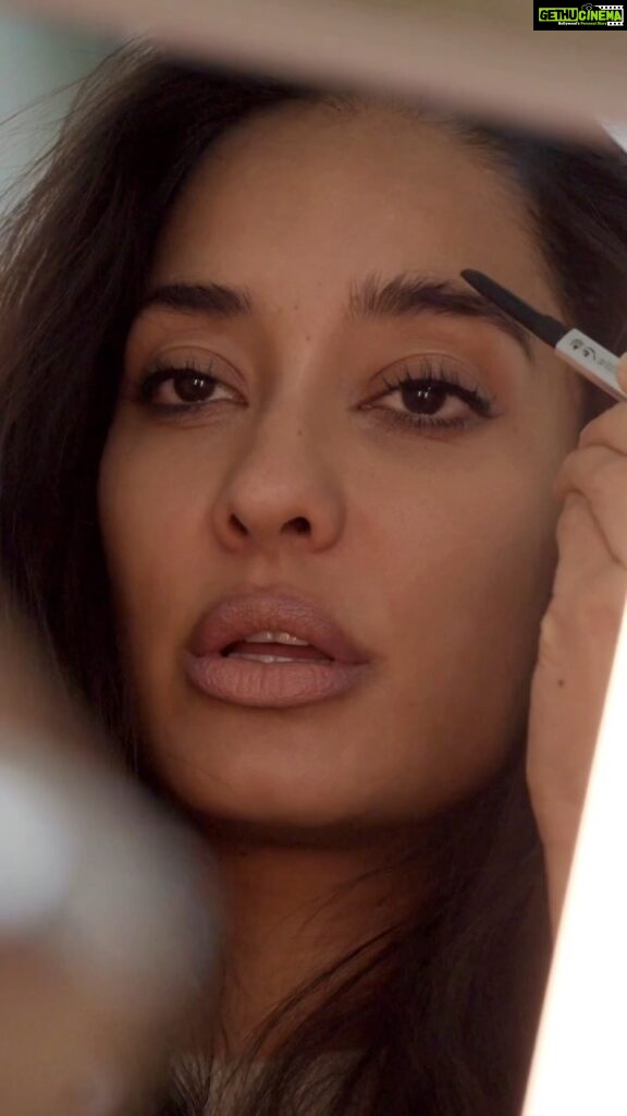Lisa Haydon Instagram - I upgraded my beauty routine this year to include THE best lighting, mirror and organiser all in one with the @beautifect box ❤️ They make the best-in-class beauty tools! Most seamless way to do your makeup everyday! Plus makes an amazing Christmas gift 🎁 USE MY CODE LH10 for 10% off sitewide!