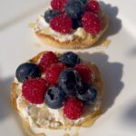 Lisa Haydon Instagram – English muffin toasted, with ricotta, berries and honey. This was my go to breakfast whenever I’d find myself on a job in Europe. Reminds me of working breakfast in my 20’s… But today this is breakfast for my hub who is finally home from 3 week business trip. And there is no mandated hotel quarantine in Hong Kong anymore. He landed and came straight home. I mean, it’s like we’re in 2019 again🎊. 
@momsterlunches