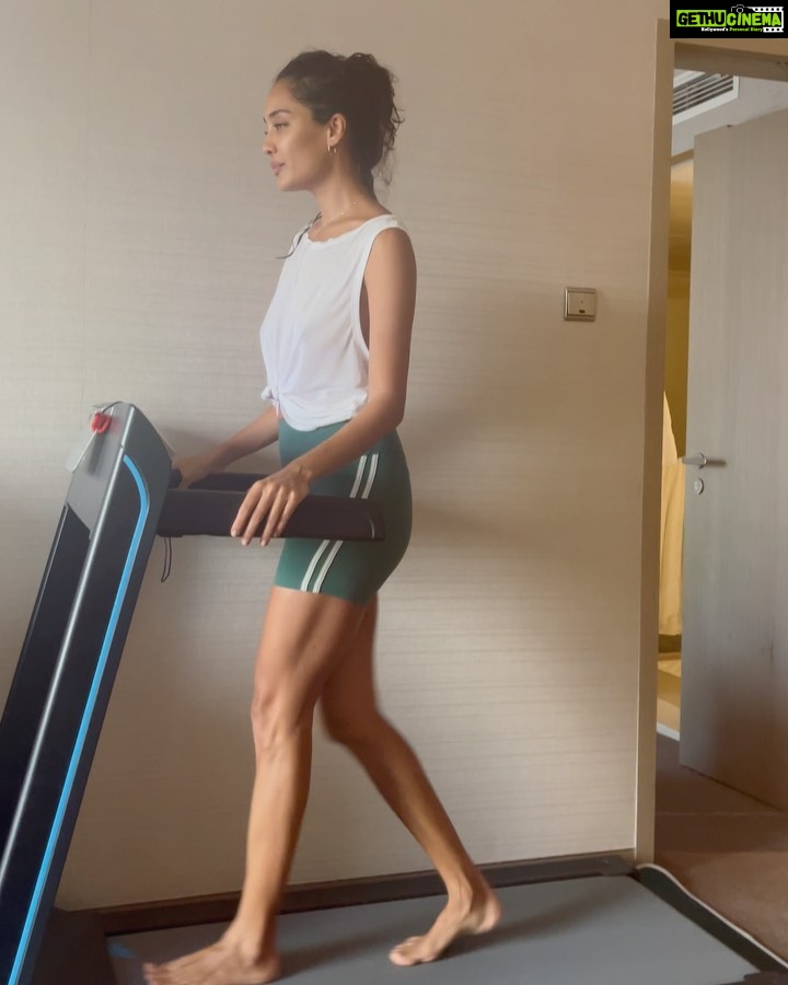 Lisa Haydon Instagram - Last day in Mandatory Hotel Quarantine 😝. My attempt here at some “fun” quarantine content. Honestly when will he learn… anything he bombs is the ONLY thing I’ll post 😋 P.s yes I forgot to pack workout shoes for everyone. Apparently barefoot walking is a thing 🤷♀️