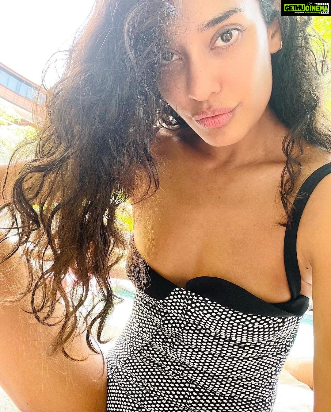 Lisa Haydon Instagram - Bought this swimsuit when I was 19…. Slurrrp