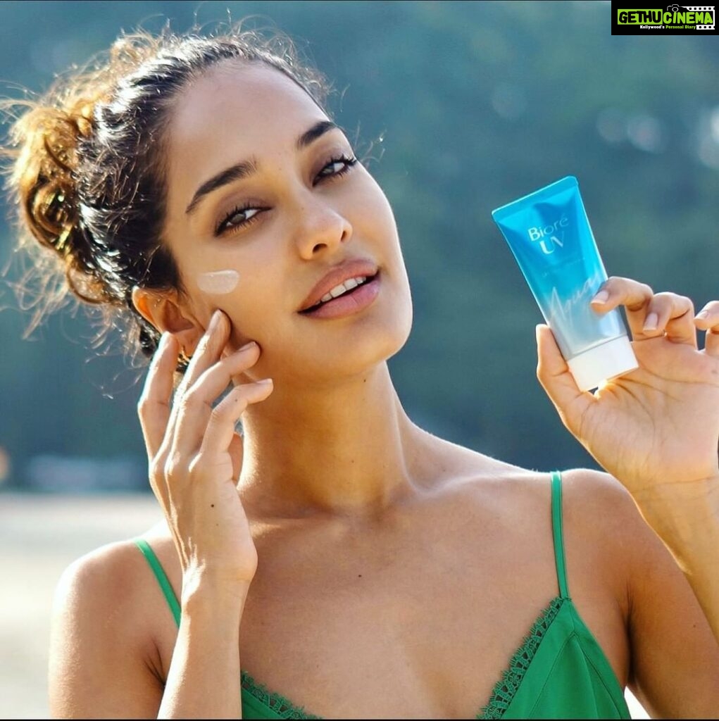 Lisa Haydon Instagram - Too late to make a New Year Resolution? Get your own iconic Bioré Aqua Rich Essence for only Rs. 999 at Bioré Birthday Blowout Sale between 13th -16th January only at Nykaa! Don’t miss the opportunity to experience this Wondrous Watery Shield #EverydayHighProtectionfromUVrays #Skinvestment #BioreTurnsOne #PR #BioreAmbassador #WondrousWateryShield #ProtectLikeAPro #WinThisWinter #Jbeauty #TakeItOff #JoyOfBareSkin @bioreindia