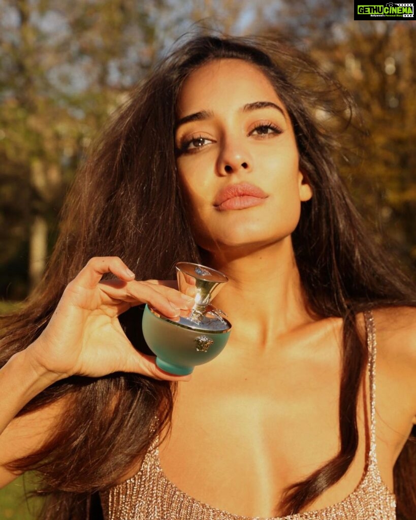Lisa Haydon Instagram - Close your eyes and be transported straight to your favourite beach vacay. @Versace Dylan Turquoise totally encapsulates Summer in a bottle! Thankfully it is holiday season😉 @parcosbeauty #ad