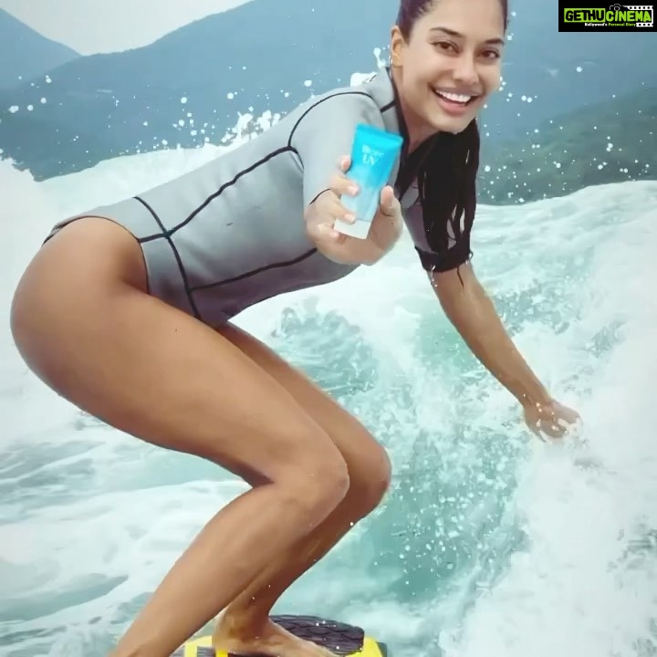 Lisa Haydon Instagram - Love overcast days out, they are a break from the hot sun🥵. But never taking a break from my sunscreen😉. Even on cloudy days, UV rays can still do their damage. Every day I wear Bioré Aqua Rich and it takes care of that ✅ #EverydayHighProtectionfromUVrays #Skinvestment #PR #BioreAmbassador #WondrousWateryShield #ProtectLikeAPro #WinThisWinter #Jbeauty #TakeItOff #JoyOfBareSkin @bioreindia