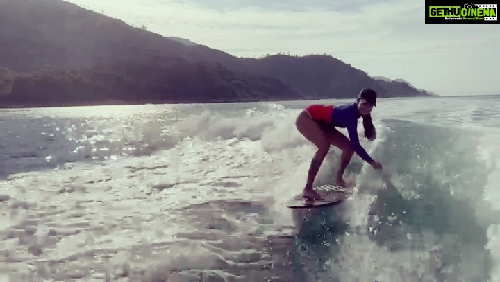 Lisa Haydon Instagram - First attempt at a 360. A solid 180 right here 😝