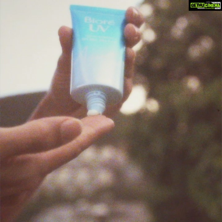 Lisa Haydon Instagram - Biore Aqua Rich Essence is my go-to, regardless of whether I'm in or outdoors. Thankful that this sunscreen not only protects my skin from the harmful UVA & UVB rays but also moisturises without leaving a white cast. I recently added Bioré Moisture Cleansing Liquid to my skincare routine and really happy with the results. #EverydayHighProtectionfromUVrays #Skinvestment #PR #BioreAmbassador #WondrousWateryShield #ProtectLikeAPro #WinThisWinter #Jbeauty #TakeItOff #JoyOfBareSkin