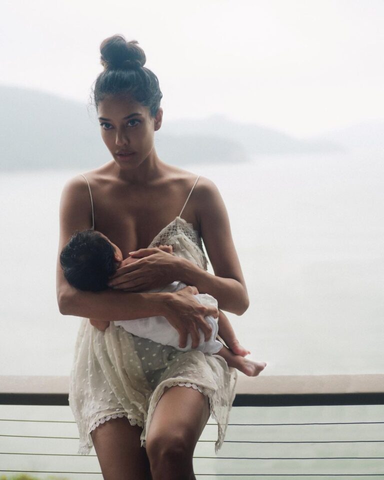 Lisa Haydon Instagram - Was it just world breastfeeding week? In honour of this special week Lara would like to thank everyone that has given her a seat at the table✌🏽✌🏽 📸 @rubylaw
