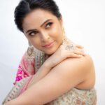 Madhurima Tuli Instagram - Tumko dekha toh yeh khayal aaya.. 👀💖 Styled by @shailjaanand Outfit by @shraddharambhia_official Jewellery by @the_jewel_gallery HMU @raj_mukadam 📸 @o_chhayachitrakar