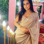 Madhurima Tuli Instagram – Saree love 💕 💕 #dostkishaadi 

Outfit- Moms Saree 🥰
HMU @itsrajmukadam 
Jewellery styled by @shailjaanand –  @the_jewel_gallery