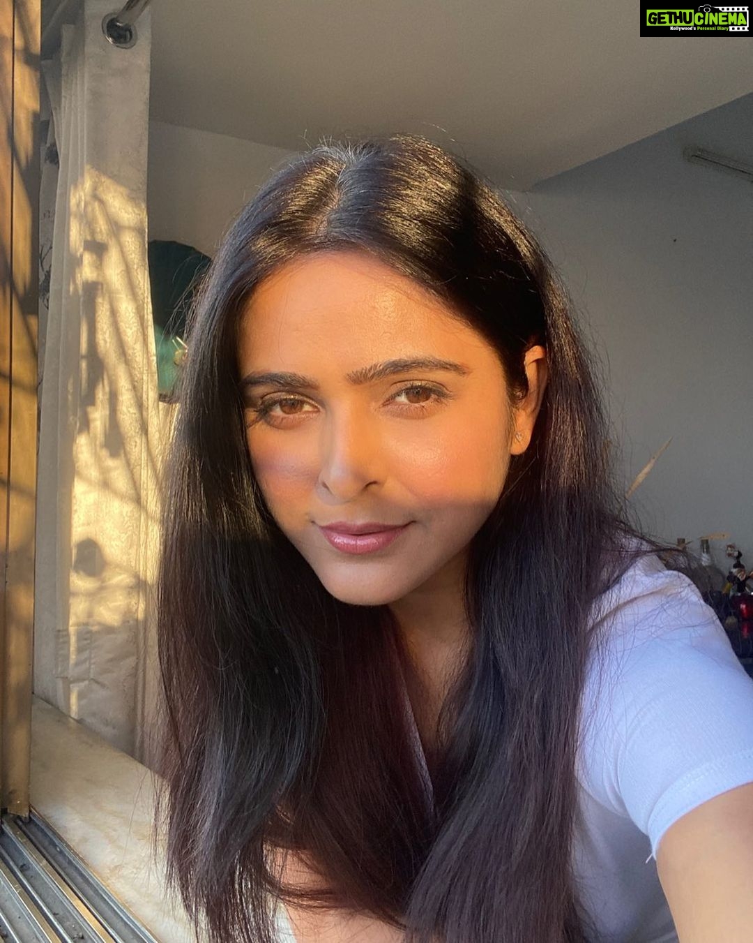 Madhurima Tuli Instagram - Sun selfie ☀️❤️