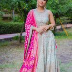 Madhurima Tuli Instagram - Tumko dekha toh yeh khayal aaya.. 👀💖 Styled by @shailjaanand Outfit by @shraddharambhia_official Jewellery by @the_jewel_gallery HMU @raj_mukadam 📸 @o_chhayachitrakar