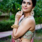 Madhurima Tuli Instagram - Tumko dekha toh yeh khayal aaya.. 👀💖 Styled by @shailjaanand Outfit by @shraddharambhia_official Jewellery by @the_jewel_gallery HMU @raj_mukadam 📸 @o_chhayachitrakar