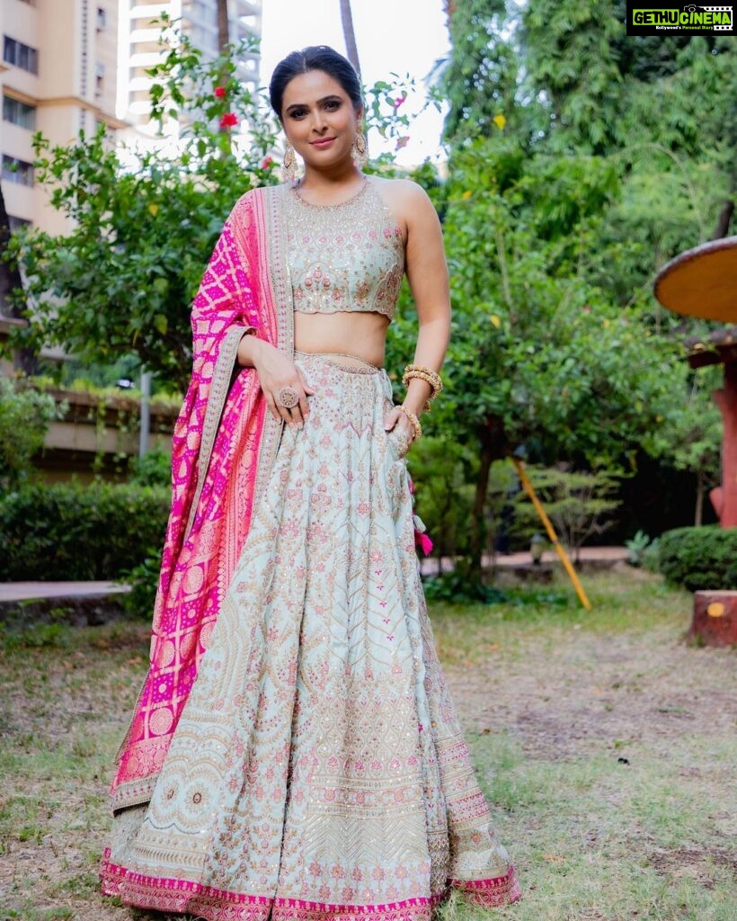 Madhurima Tuli Instagram - Tumko dekha toh yeh khayal aaya.. 👀💖 Styled by @shailjaanand Outfit by @shraddharambhia_official Jewellery by @the_jewel_gallery HMU @raj_mukadam 📸 @o_chhayachitrakar