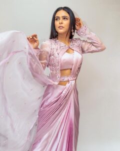 Madhurima Tuli Instagram - ✨💖

Styled by @shailjaanand
Outfit by @house.of.ayra
Earings by @the_jewel_gallery
Assistant stylist @zheelhasnothingtowear 
HMU @sunny_makeup_artist 
📸 @gunjanc7