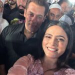 Madhurima Tuli Instagram - Selfie with Kisika Bhai Kisiki Jaan.. 🥰❤️ All the best @beingsalmankhan Sir 🙌🏼 #kisikabhaikisikijaan