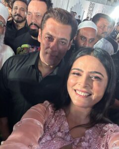 Madhurima Tuli Instagram - Selfie with Kisika Bhai Kisiki Jaan.. 🥰❤️ All the best @beingsalmankhan Sir 🙌🏼 #kisikabhaikisikijaan