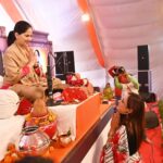 Madirakshi Mundle Instagram - Unforgettable experience listening to you recite the Bhagvad Gita ❤️ @iamjayakishori Thanks to @kdmishra37 ❤️ Radhe Radhe ❤️ . . . . . #shrimadbhagwatgeeta #bhagwatgita #geeta #katha #shreeram #bhopal