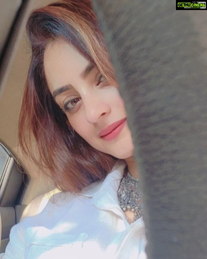 Madirakshi Mundle Instagram - चुपचाप चले थे जिन्दगी के सफ़र में, तुम पर नजर पड़ी और गुमराह हो गये…!! ❤️ #bhopal #bhopal_the_city_of_lakes #gratitude