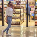 Madirakshi Mundle Instagram - Chocolate Lime Juice Ice Cream Toffeeyan Pehle Jaise Ab Mere Shauk Hain Kahan... ❤️Yeh Kaun Sa Mod Hai Umra Ka❤️ #travelphotography #travelling #travellingdiaries #mumbaiairport