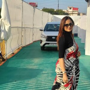 Madirakshi Mundle Instagram - कर्मण्येवाधिकारस्ते मा फलेषु कदाचन। मा कर्मफलहेतुर्भूर्मा ते सङ्गोऽस्त्वकर्मणि॥ भेल दशहरा मैदान पर सुप्रसिद्ध भागवत कथावाचक जया किशोरी @iamjayakishori ji की श्रीमद्भागवत कथा  Thanks to @kdmishra37