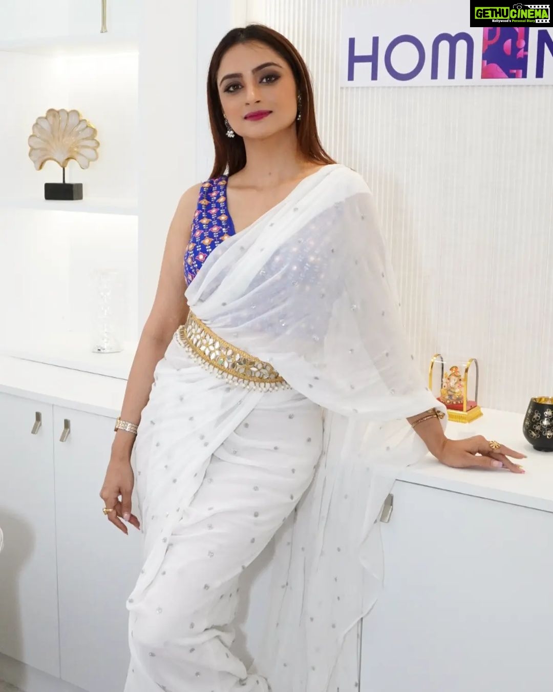 Madirakshi Mundle Instagram - From draping mom's dupatta to Wearing her saree.. Somewhere I grew up ❣️ #Mother #saree #motherlove #maa #Love # #white #peace #motherdaughter #traditionalwear #trending #trend #momsaree #gratitude