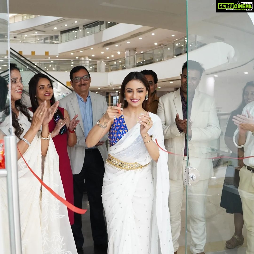Madirakshi Mundle Instagram - From designing Interiors in one life to cutting ribbons for my favourite interior Designers' spanking new studio in this one ❤️ . Taking the road less travelled #beautifuljourney #interiordesign #architecture #event #ribboncutting #mall #mumbai #mumbaidiaries