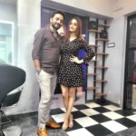 Madirakshi Mundle Instagram - @sameersalmani is an absolutely amazing guy, if you are looking for an expert and authority in hairstyling then l can testify that the results were 100% excellent work 💯 You have exceeded my expectations now @sameersalmani Guys l will recommend him to anyone that wants peace of mind in hair services. ❤️❤️❤️ Sameer Salmani The Artist- Salon & Academy