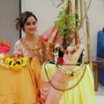 Madirakshi Mundle Instagram – देवी तुलसी और भगवान विष्णु आपको

दुनिया की सभी अच्छाइयों का आशीर्वाद दें।

आपको और आपके परिवार को

तुलसी विवाह की बहुत-बहुत शुभकामनाएं ❤️