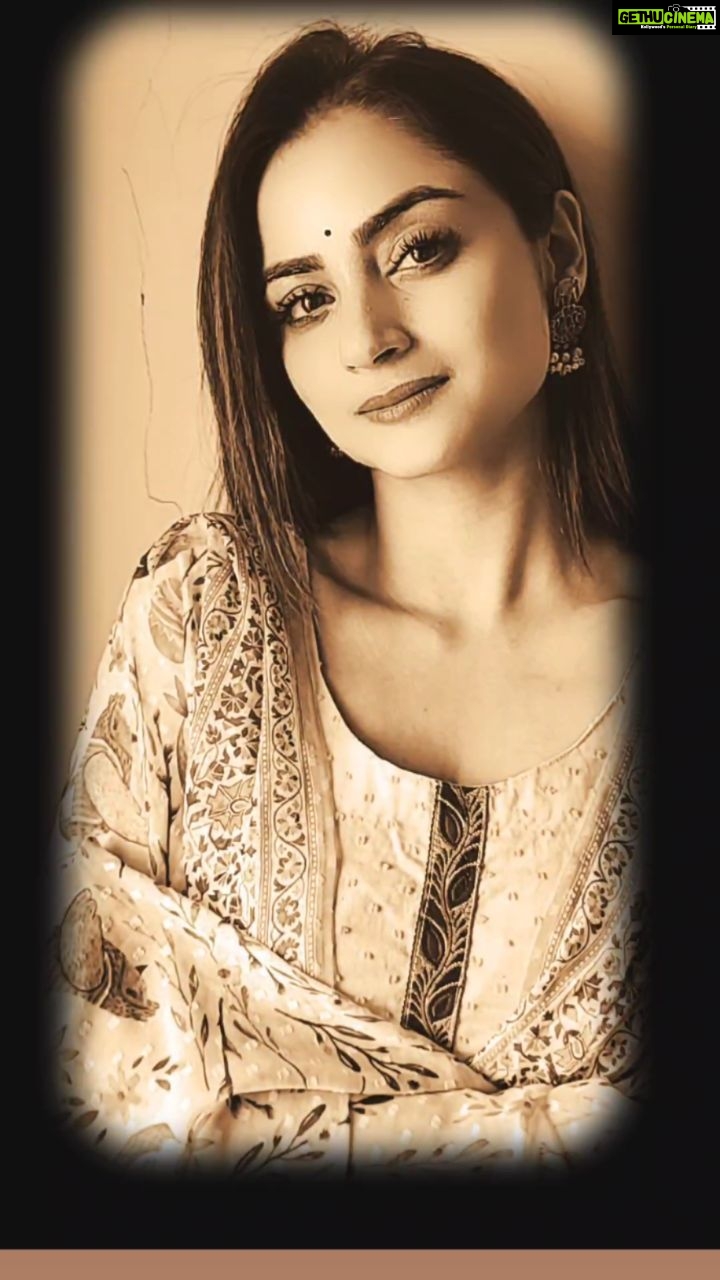 Madirakshi Mundle Instagram - ❤️❤️🎸 #inlovewiththissong❤️ . . . . #❤️ #favorite #melody #musiclover #romanticsongs #musica #musician #livemusic #musically #instamusic #newmusic #musicvideo #housemusic #goodmusic #musical #musicians #musicislife #musiclife #musiclover #musicfestival #indiemusic #musicphotography #lovemusic #popmusic #musiclovers #musicismylife #classicalmusic #worldmusic #musicianlife #livemusicphotography