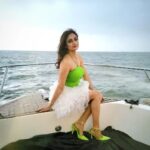 Madirakshi Mundle Instagram - हर इक दरिया हज़ारों साल का अफ़्साना लिखता है 🌊💚 👗@krishi1606