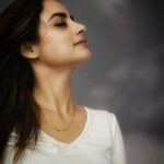 Madirakshi Mundle Instagram - गली में आज चाँद निकला🌙