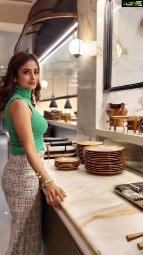 Madirakshi Mundle Instagram - Dropped in at the super inviting Musaafer by Radisson @musaafer.india Yummy food😋. Phenomenal ambience & some special attention from the talented Chef! 🎊 Love them brownies🥮 & all the lovely memories with friends❤️❤️