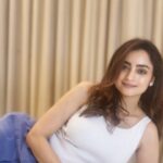Madirakshi Mundle Instagram - It’s time for you to take care of your health and sleep! We all need quality sleep, so let’s make sure you get it with the world’s most advanced sleep technology mattress from @thesleepcompany_mattress that has developed India's first and only SmartGRID mattress. When I received my new mattress I was blown away by their commitment to produce the world's best sleeping experience, which helps you to sleep, stay cool and comfortable at night. MEMORY FOAM IS BAKWASS, SMARTGRID HAI JHAKASS #thesleepcompany #forgetmemoryfoam #getthesmartgridhome