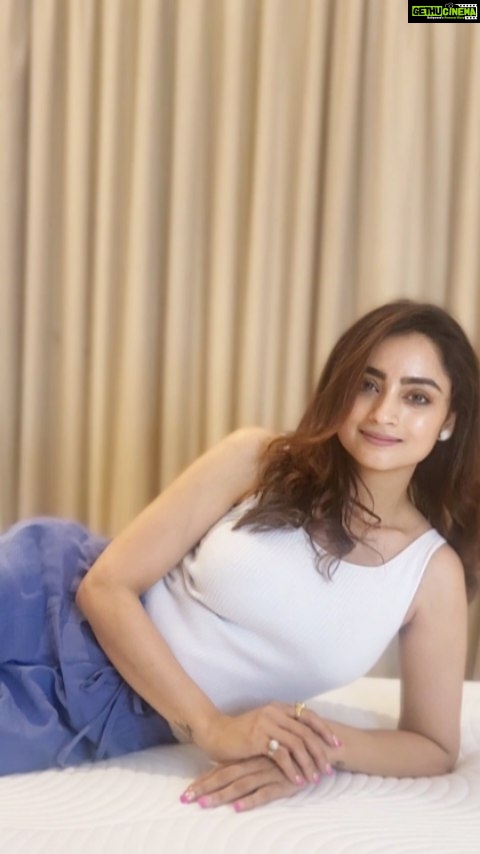 Madirakshi Mundle Instagram - It’s time for you to take care of your health and sleep! We all need quality sleep, so let’s make sure you get it with the world’s most advanced sleep technology mattress from @thesleepcompany_mattress that has developed India's first and only SmartGRID mattress. When I received my new mattress I was blown away by their commitment to produce the world's best sleeping experience, which helps you to sleep, stay cool and comfortable at night. MEMORY FOAM IS BAKWASS, SMARTGRID HAI JHAKASS #thesleepcompany #forgetmemoryfoam #getthesmartgridhome