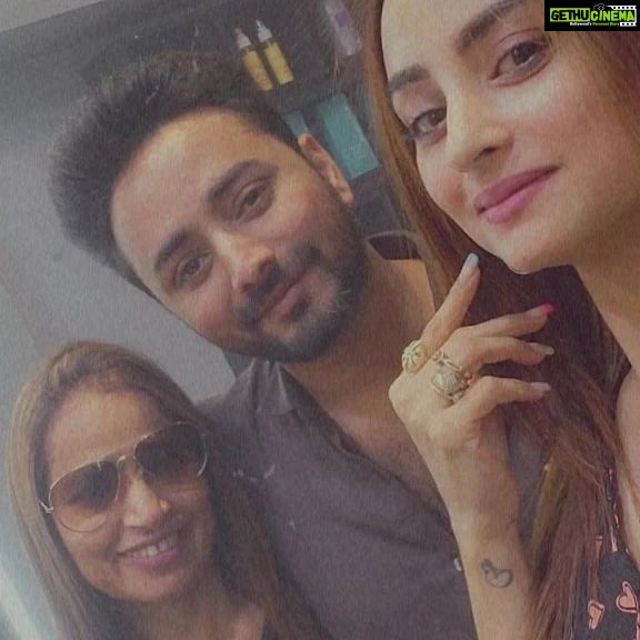 Madirakshi Mundle Instagram - @sameersalmani is an absolutely amazing guy, if you are looking for an expert and authority in hairstyling then l can testify that the results were 100% excellent work 💯 You have exceeded my expectations now @sameersalmani Guys l will recommend him to anyone that wants peace of mind in hair services. ❤️❤️❤️ Sameer Salmani The Artist- Salon & Academy