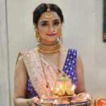 Madirakshi Mundle Instagram - आपको और आपके पूरे परिवार को दिवाली की हार्दिक हार्दिक शुभकामनाएं। आप पर माँ लक्ष्मी जी और श्री गणेश जी की असीम कृपा सदैव बनी रहें।