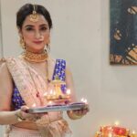 Madirakshi Mundle Instagram - आपको और आपके पूरे परिवार को दिवाली की हार्दिक हार्दिक शुभकामनाएं। आप पर माँ लक्ष्मी जी और श्री गणेश जी की असीम कृपा सदैव बनी रहें।