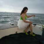 Madirakshi Mundle Instagram - हर इक दरिया हज़ारों साल का अफ़्साना लिखता है 🌊💚 👗@krishi1606