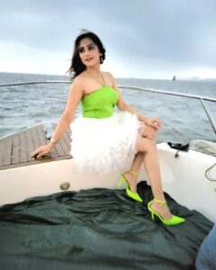 Madirakshi Mundle Instagram - हर इक दरिया हज़ारों साल का अफ़्साना लिखता है 🌊💚 👗@krishi1606