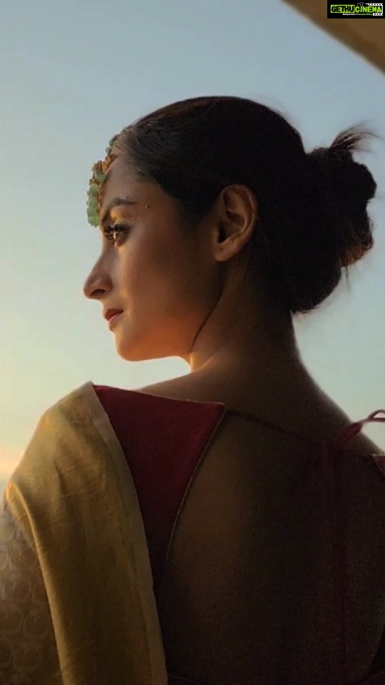 Madirakshi Mundle Instagram - Every saree tells a story, Can you read mine? Clutch @rosyr04 . . #sareelove #saree #sareelovers #sareesofinstagram #sareefashion #sarees #sareedraping #fashion #sareeindia #sareelover #indianwear #sareestyle #handloom #sareecollection #silksarees #ethnicwear #silksaree #sareeaddict #traditional #madirakshi #madirakshifamily #fashionphotographer #fashionblogger #fashiongram #fashiinable