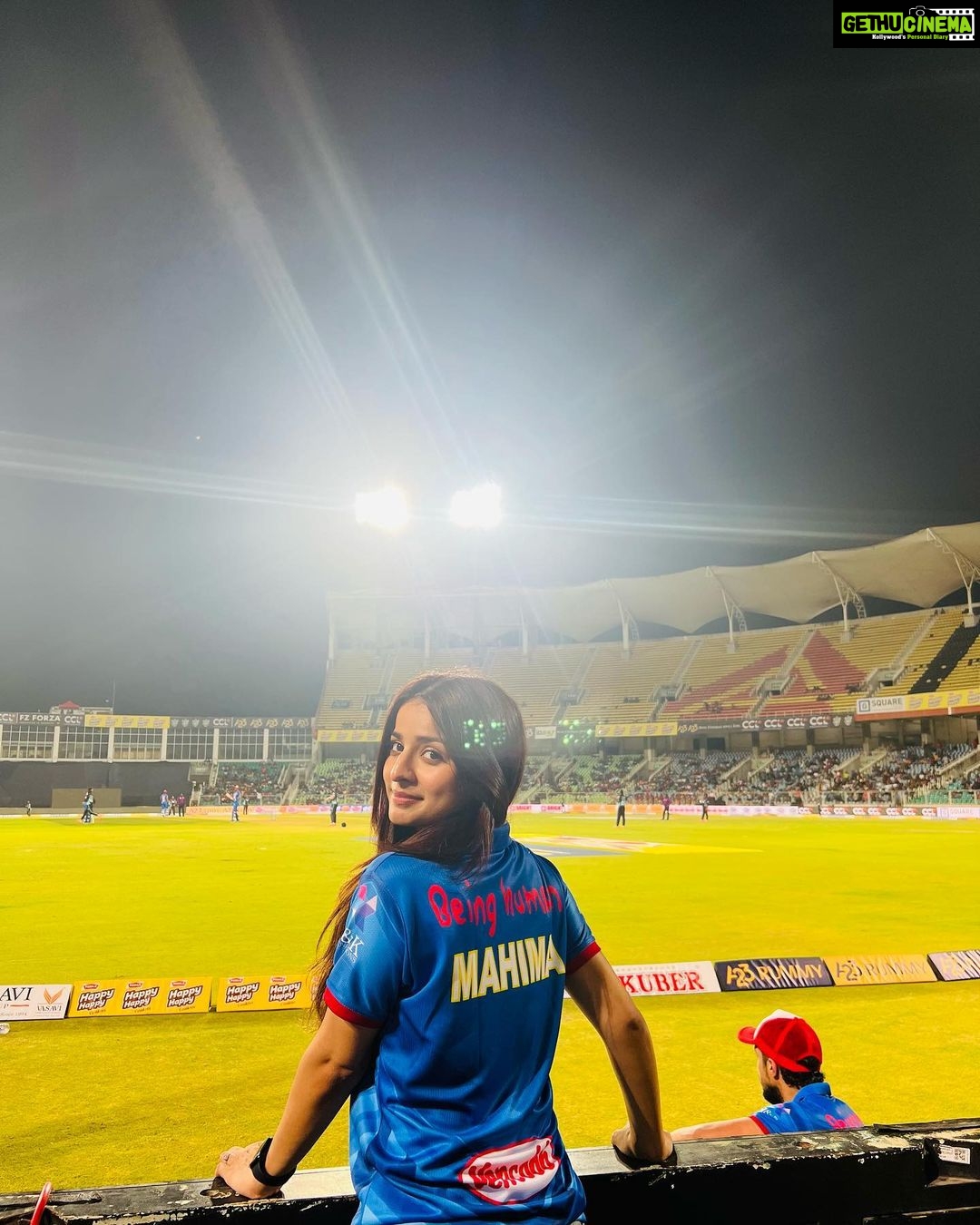 Mahima Makwana Instagram - Had great time supporting my favourite team @mumbaiheroesofficial CCL2023 is an experience of entertainment and sportsmanship. It depicts unity in diversity of our country. And #id247 to make our day memorable. @cclt20 @mumbaiheroesofficial @id__247