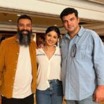 Mahima Makwana Instagram - Bas Karo Aunty. ✨ I happened to not only meet but work with a set of people who were extremely talented, kind, laden with love and light. A set that exuberated good energy and acceptance, a set of people that helped me form a different perspective. Thankyou for the warmth, laugh’s and acceptance! ✨🤗 @roykapurfilms @rsvpmovies @earthskynotes #sidroykapur @abhislens @niteshtiwari22 @ashwinyiyertiwari @mehrotranikhil @varun760 @navagat_p @ishwaksingh @karanjotwani @ghuggss @gauravpandey7697 @malvika25 @castingchhabra @niharikabhasinkhan21 @niharika69 @shwetadas @ayeshaseth @richashriyan @hrishidoeshair @pranati_ta @turbo_aaj @sarveshshingre #starstudios A big fat hug to everyone :)