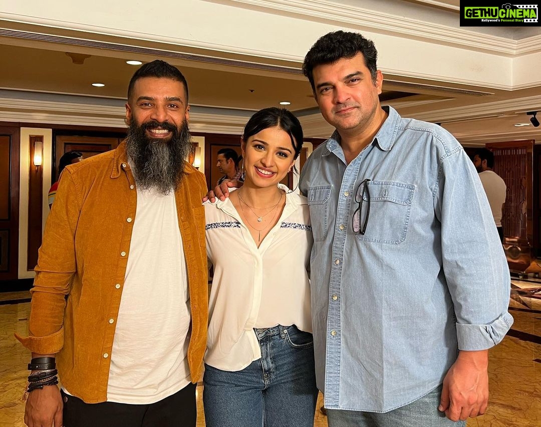 Mahima Makwana Instagram - Bas Karo Aunty. ✨ I happened to not only meet but work with a set of people who were extremely talented, kind, laden with love and light. A set that exuberated good energy and acceptance, a set of people that helped me form a different perspective. Thankyou for the warmth, laugh’s and acceptance! ✨🤗 @roykapurfilms @rsvpmovies @earthskynotes #sidroykapur @abhislens @niteshtiwari22 @ashwinyiyertiwari @mehrotranikhil @varun760 @navagat_p @ishwaksingh @karanjotwani @ghuggss @gauravpandey7697 @malvika25 @castingchhabra @niharikabhasinkhan21 @niharika69 @shwetadas @ayeshaseth @richashriyan @hrishidoeshair @pranati_ta @turbo_aaj @sarveshshingre #starstudios A big fat hug to everyone :)