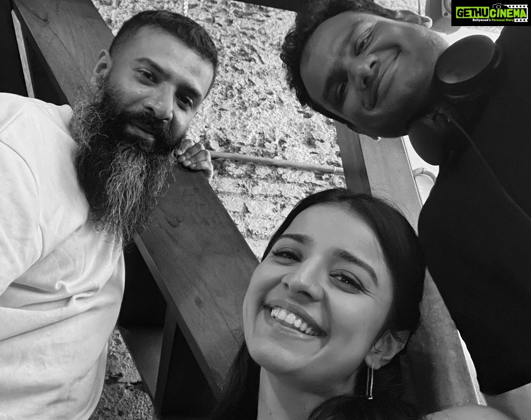 Mahima Makwana Instagram - Bas Karo Aunty. ✨ I happened to not only meet but work with a set of people who were extremely talented, kind, laden with love and light. A set that exuberated good energy and acceptance, a set of people that helped me form a different perspective. Thankyou for the warmth, laugh’s and acceptance! ✨🤗 @roykapurfilms @rsvpmovies @earthskynotes #sidroykapur @abhislens @niteshtiwari22 @ashwinyiyertiwari @mehrotranikhil @varun760 @navagat_p @ishwaksingh @karanjotwani @ghuggss @gauravpandey7697 @malvika25 @castingchhabra @niharikabhasinkhan21 @niharika69 @shwetadas @ayeshaseth @richashriyan @hrishidoeshair @pranati_ta @turbo_aaj @sarveshshingre #starstudios A big fat hug to everyone :)