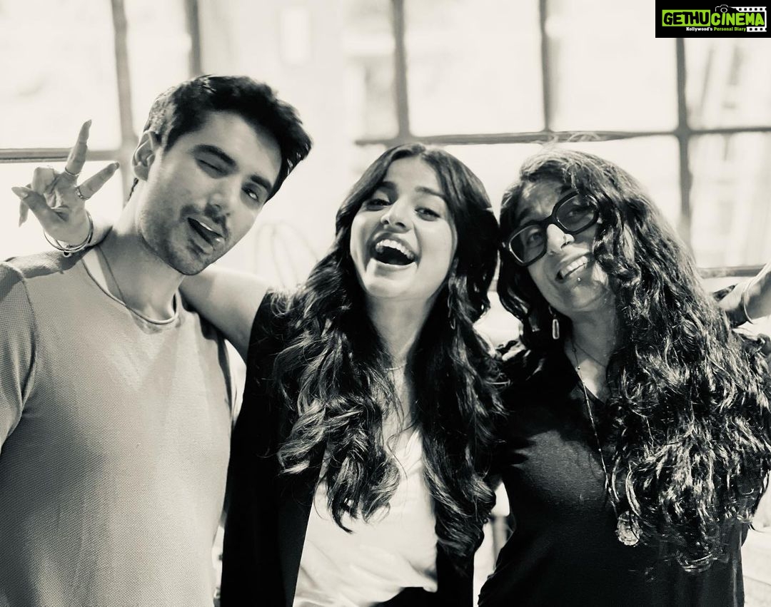 Mahima Makwana Instagram - Bas Karo Aunty. ✨ I happened to not only meet but work with a set of people who were extremely talented, kind, laden with love and light. A set that exuberated good energy and acceptance, a set of people that helped me form a different perspective. Thankyou for the warmth, laugh’s and acceptance! ✨🤗 @roykapurfilms @rsvpmovies @earthskynotes #sidroykapur @abhislens @niteshtiwari22 @ashwinyiyertiwari @mehrotranikhil @varun760 @navagat_p @ishwaksingh @karanjotwani @ghuggss @gauravpandey7697 @malvika25 @castingchhabra @niharikabhasinkhan21 @niharika69 @shwetadas @ayeshaseth @richashriyan @hrishidoeshair @pranati_ta @turbo_aaj @sarveshshingre #starstudios A big fat hug to everyone :)