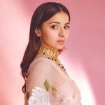 Mahima Makwana Instagram - 🌙✨ Wearing - @picchika Styled by- @krishi1606 Photographer- @popmercy MUA and Hairstylist - @sakbagasramua Accessories - @priyaasijewelry Managed by - @pooja_warad