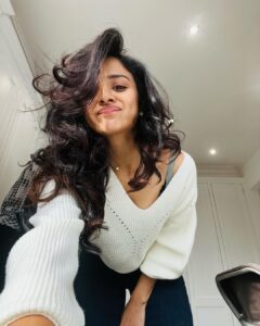 Mahima Makwana Instagram - Hi. 🙋🏻‍♀️ long time no see. Styled by - @suveera.swetesh.stylist MUA - @mannysamra_mua United Kingdom