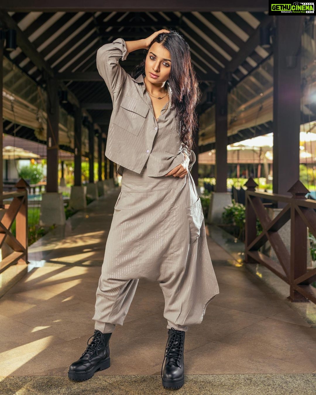 Mahima Makwana Instagram - Styled by @krishi1606 Photographer @niravthakkarphotography Outfit @_anuki.n Accessories @deebaco_official Footwear @londonrag_in Location courtesy @thelalitbekal