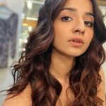 Mahima Makwana Instagram - it’s been a while. So Hii! 🫶🏻✨ MUA - @sakbagasramua Hairstylist- @hrishidoeshair