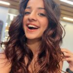Mahima Makwana Instagram - it’s been a while. So Hii! 🫶🏻✨ MUA - @sakbagasramua Hairstylist- @hrishidoeshair